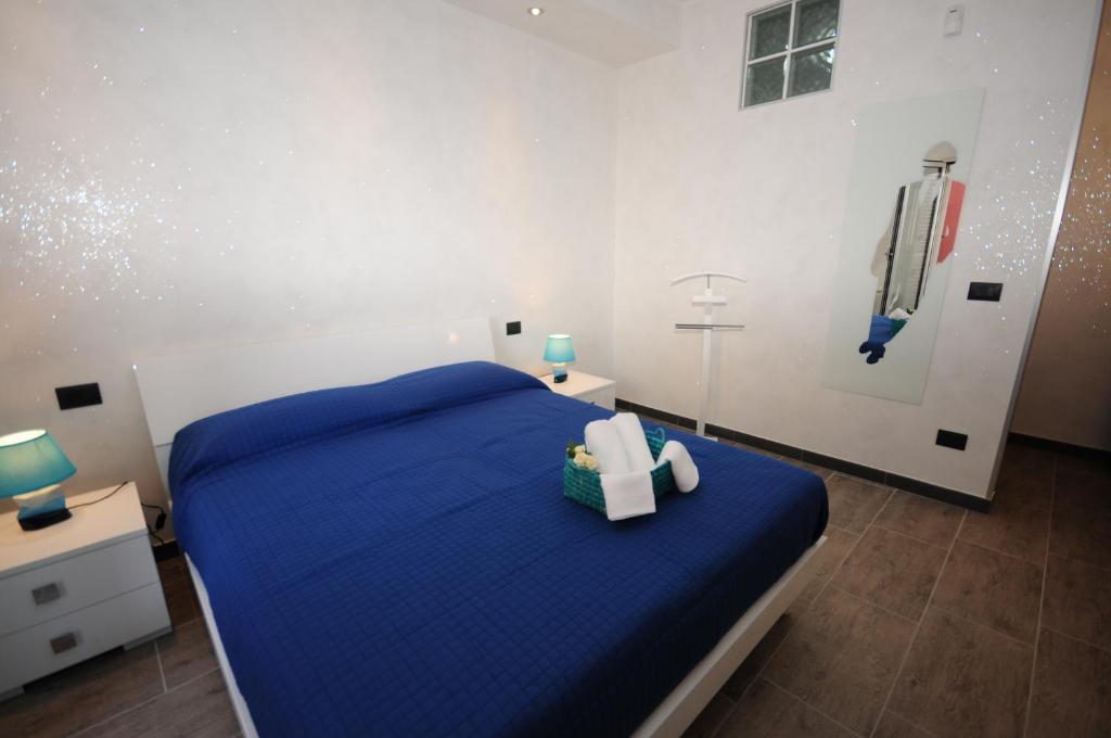 Un dormitorio con una cama azul con una caja. en Mistral Exclusive B&B, en Gallipoli