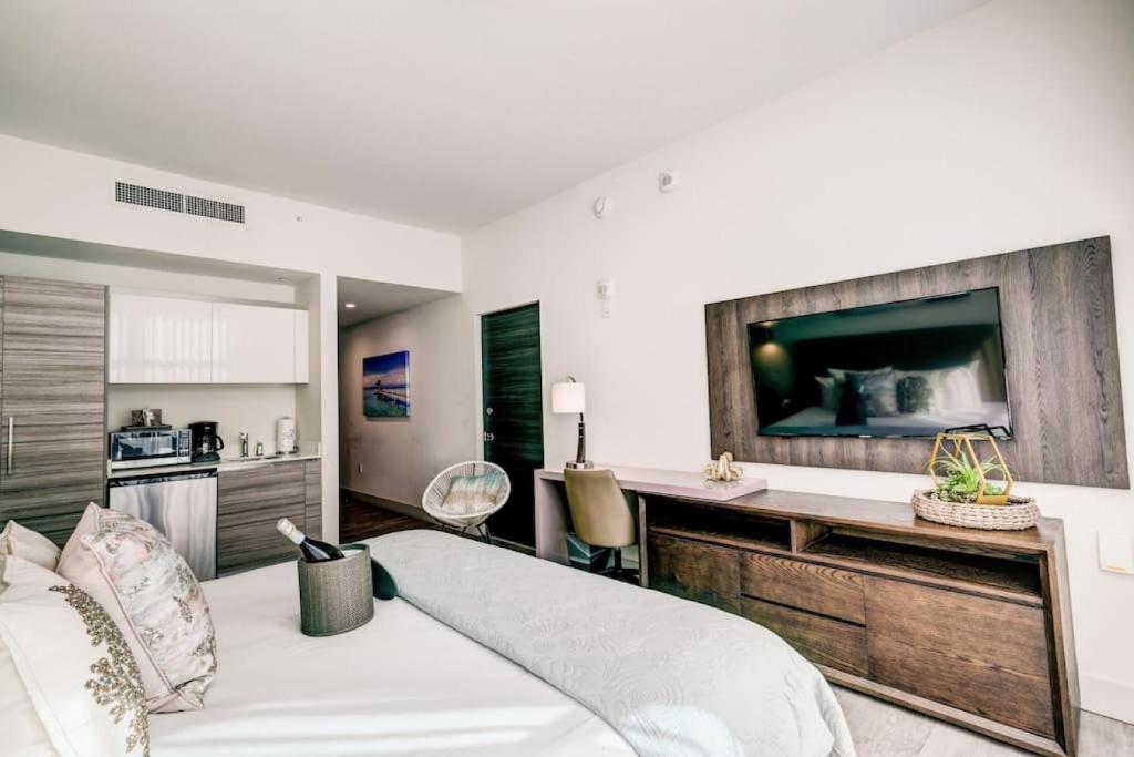Beachside Luxury KING Suite in 4 Star Resort with Rooftop Bar and Pool