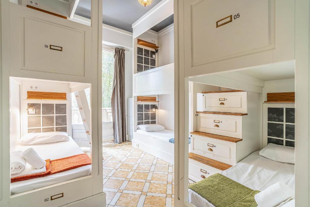 Room Casa Gracia - Bed In 6-Bed Female Dormitory Room