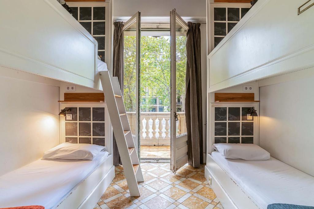 Room Casa Gracia - Bed In 6-Bed Mixed Dormitory Room With City View