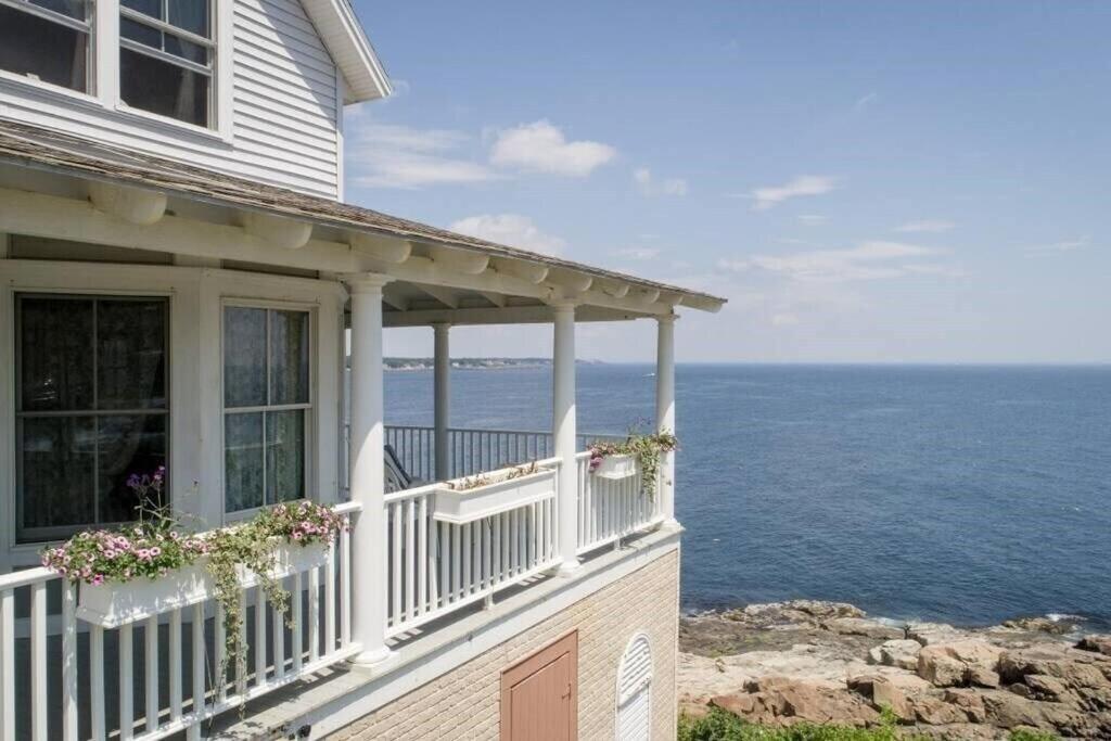 Broadway Cottage- York Beach Oceanfront w/ Incredible Views في يورك: منزل مع شرفة تطل على المحيط