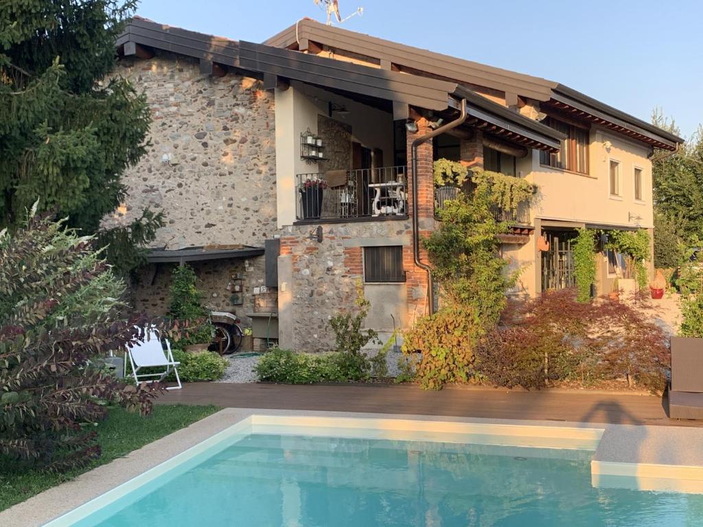 ein Haus mit Pool davor in der Unterkunft Casale Riviera in Calvagese della Riviera