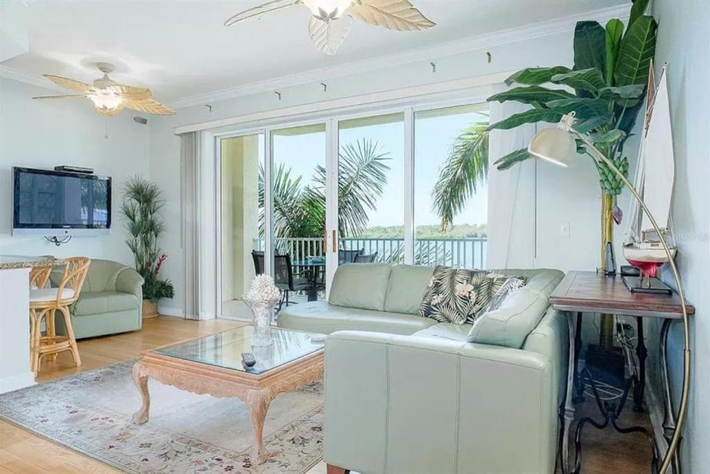 Bright Luxury Oceanfront Condo with Private Balcony and Hotel Pool, St