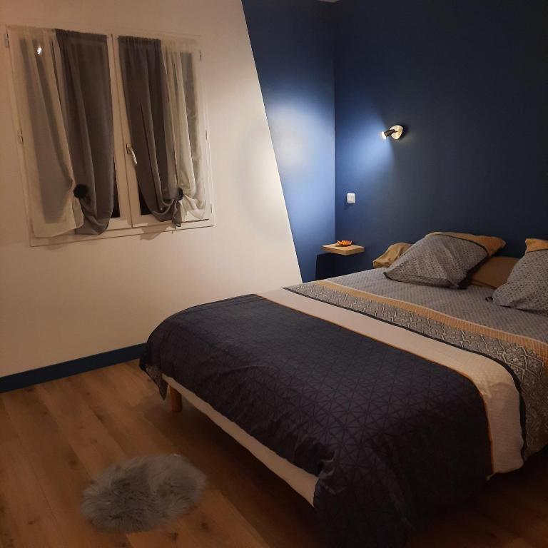 1 Schlafzimmer mit 2 Betten und einem Fenster in der Unterkunft REVES BLEUS in Crans