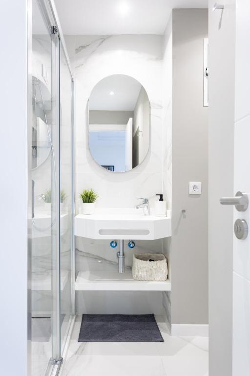 A bathroom at Home2Book Olympo Suite