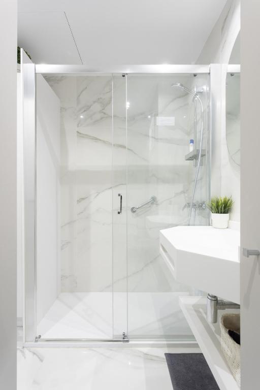 A bathroom at Home2Book Olympo Suite