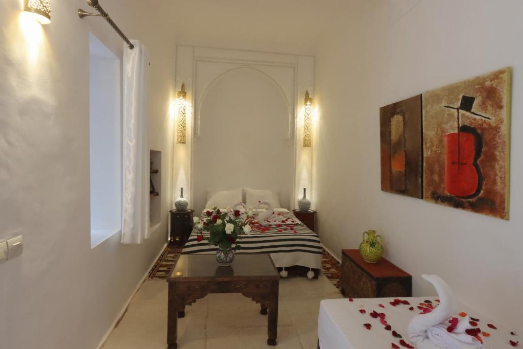 Postel nebo postele na pokoji v ubytování Riad Jenan L'mouassine