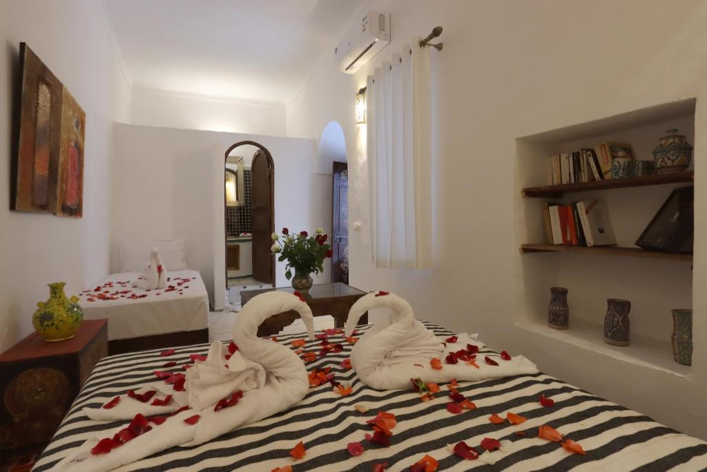 Postel nebo postele na pokoji v ubytování Riad Jenan L'mouassine