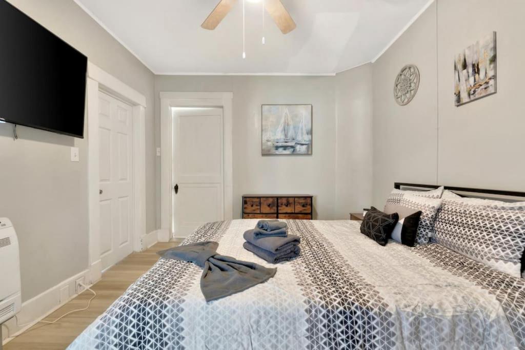 Charming Historic Kenwood Apt, LARGE 1b, 1b with Bonus Room, St