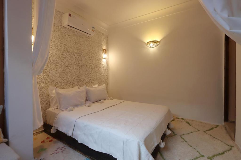 Postel nebo postele na pokoji v ubytování Riad Jenan L'mouassine