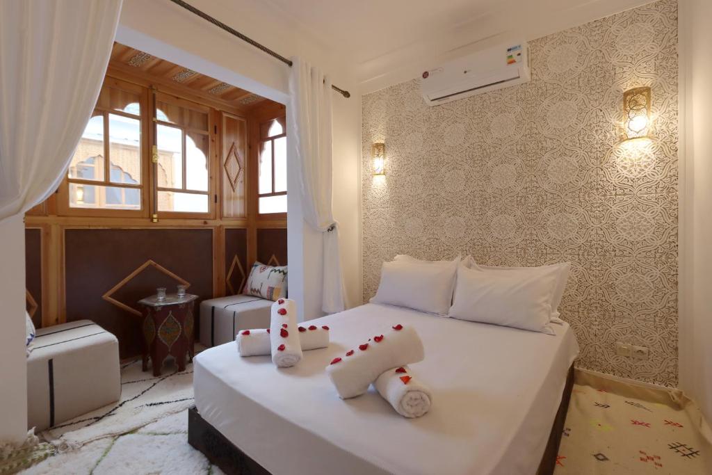 Postel nebo postele na pokoji v ubytování Riad Jenan L'mouassine