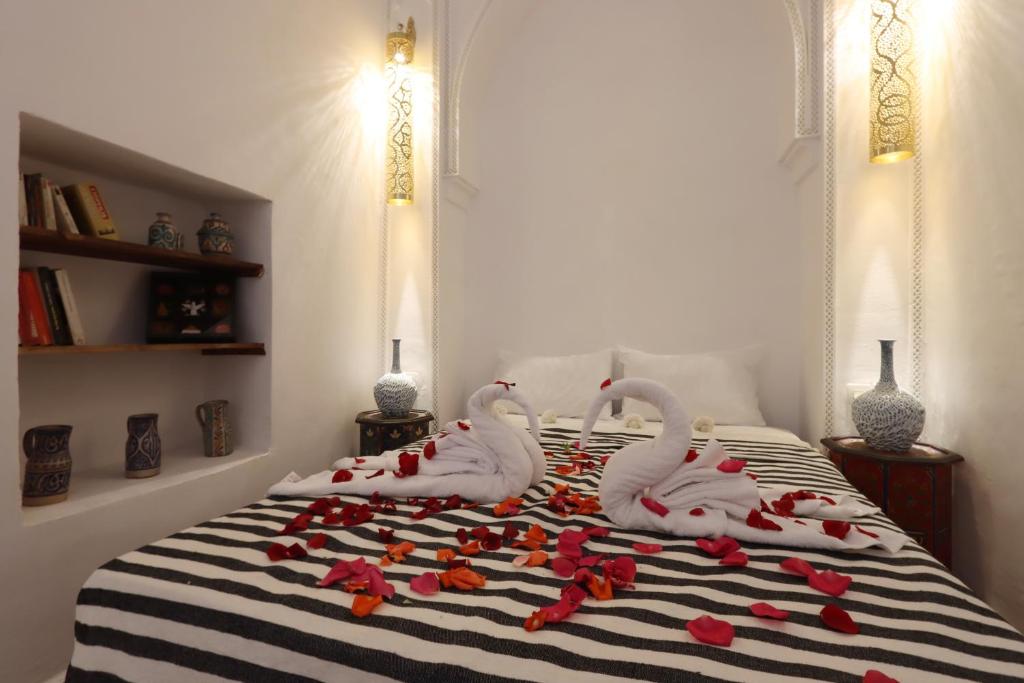 Postel nebo postele na pokoji v ubytování Riad Jenan L'mouassine