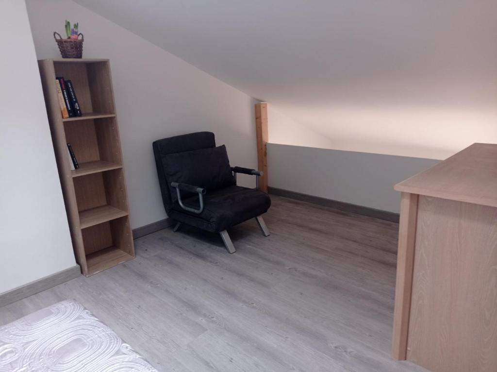czarne krzesło siedzące w rogu pokoju w obiekcie Résidence naturiste Eden 117 w mieście Leucate