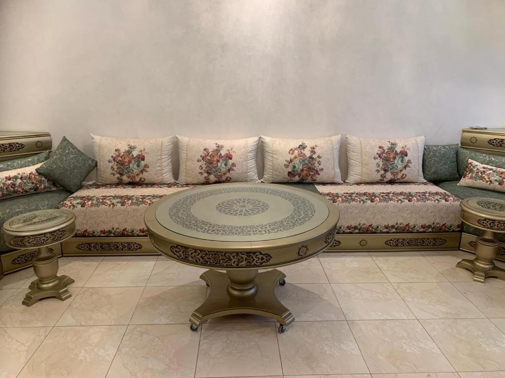 uma sala de estar com um sofá e uma mesa em Petite Villa de 160m2 à Mohammedia em Mohammedia