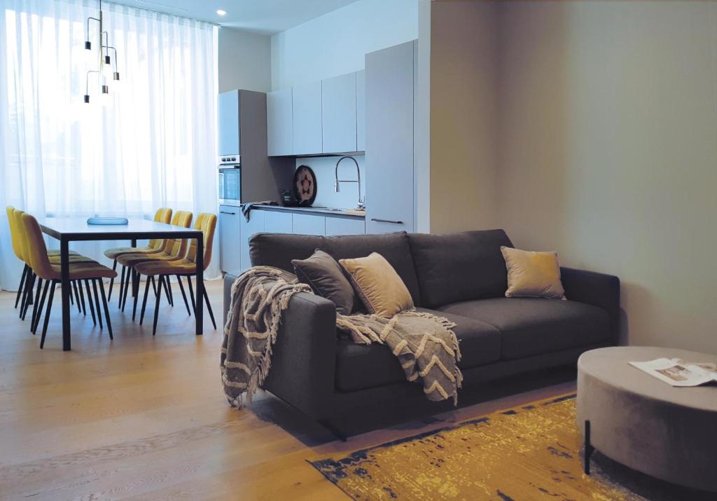 un soggiorno con divano e tavolo di AR Boutique Apartments a Bergamo