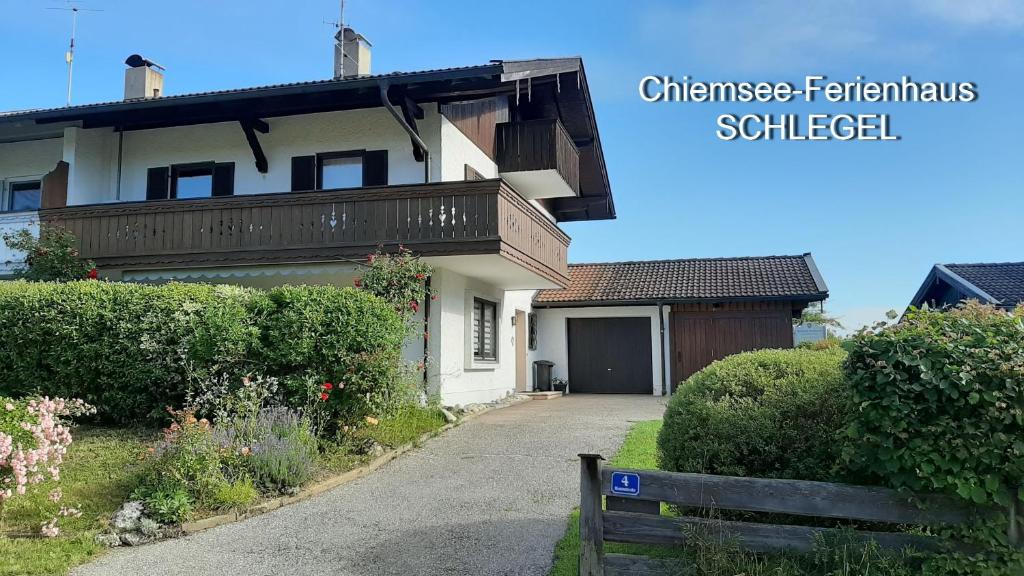 Casa blanca con porche y entrada en Chiemsee-Ferienhaus Schlegel en Breitbrunn am Chiemsee