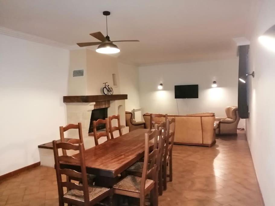 Televízia a/alebo spoločenská miestnosť v ubytovaní Maison Gaillacoise