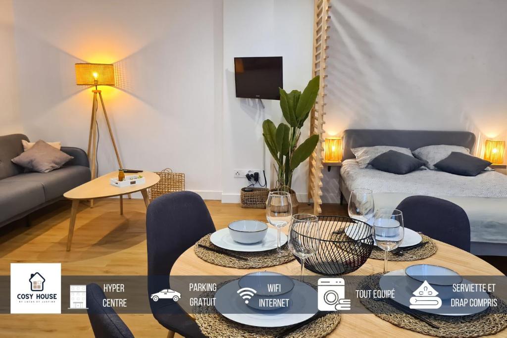 un salon avec une table et un canapé dans l'établissement Magnifique appartement rénové plein centre-ville, à Marmande