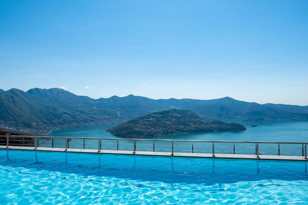 una piscina con vista su un bacino d'acqua di Caravaggio a Parzanica