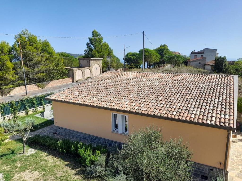 dom z dachem kaflowym i dziedzińcem w obiekcie L'Aia w mieście San Mauro Cilento