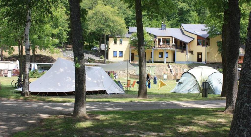 Budova, kde se kemp nachází