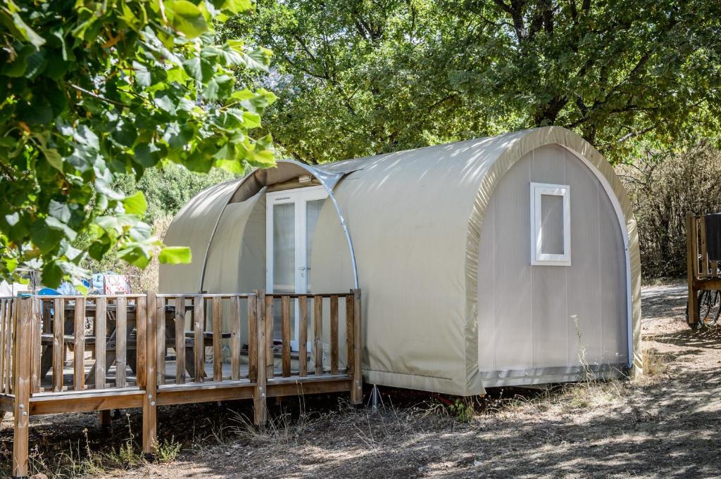Vonkajšia záhrada v ubytovaní Campasun Camping de l'Aigle