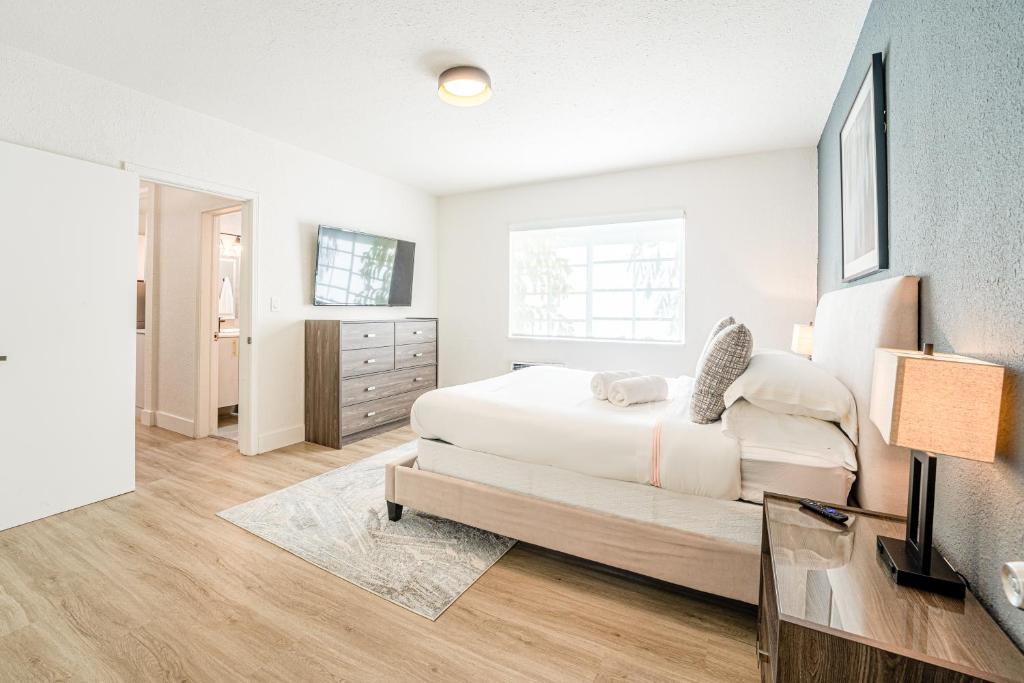 Ein Bett oder Betten in einem Zimmer der Unterkunft PRAIA Hotel Boutique &amp; Apartments Miami Beach