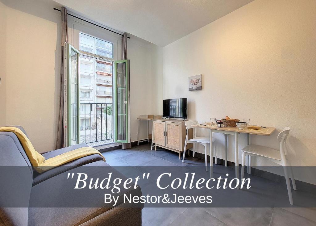uma sala de estar com uma mesa e uma televisão em Nestor&Jeeves - GOLDIE FRANCE RIVIERA - Very close sea em Nice