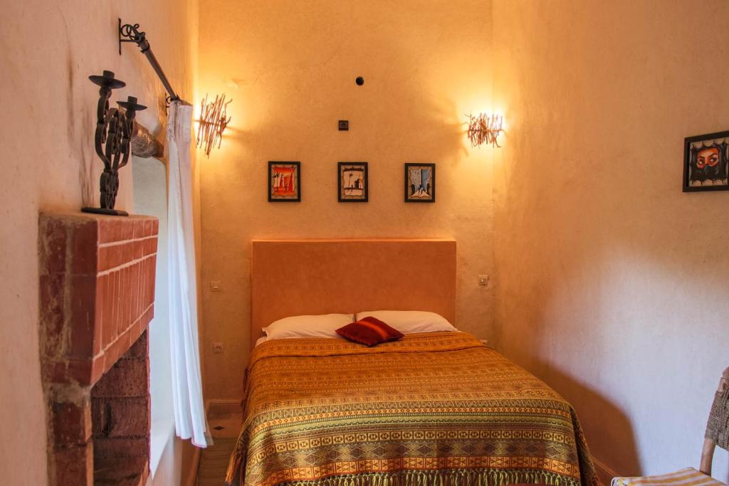 une petite chambre avec un lit dans une pièce dans l'établissement Riad Diwane, à Ouirgane