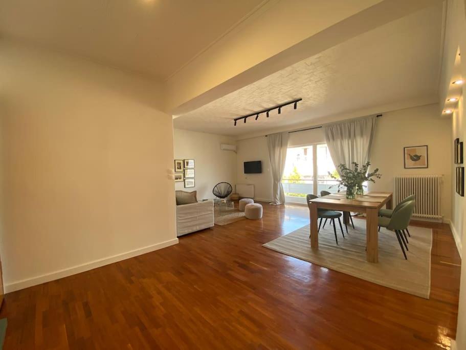 Televízia a/alebo spoločenská miestnosť v ubytovaní 2-bedroom apartment in Athina (Filopappou)