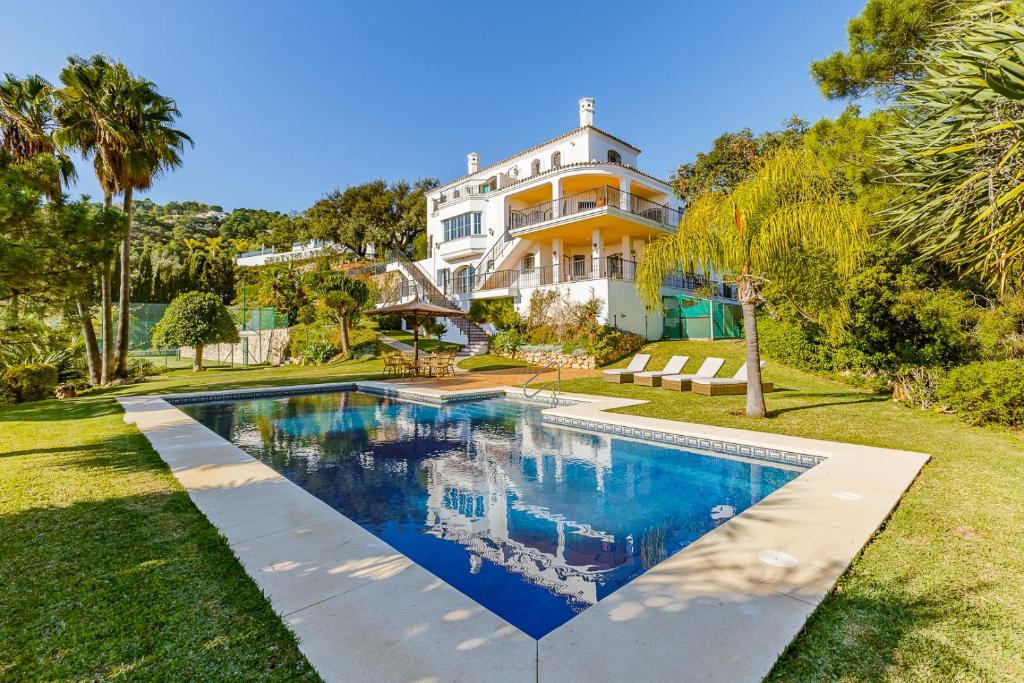 una casa con piscina frente a ella en Luxury Mediterranean Villa La Ladera, Marbella, en Benahavís