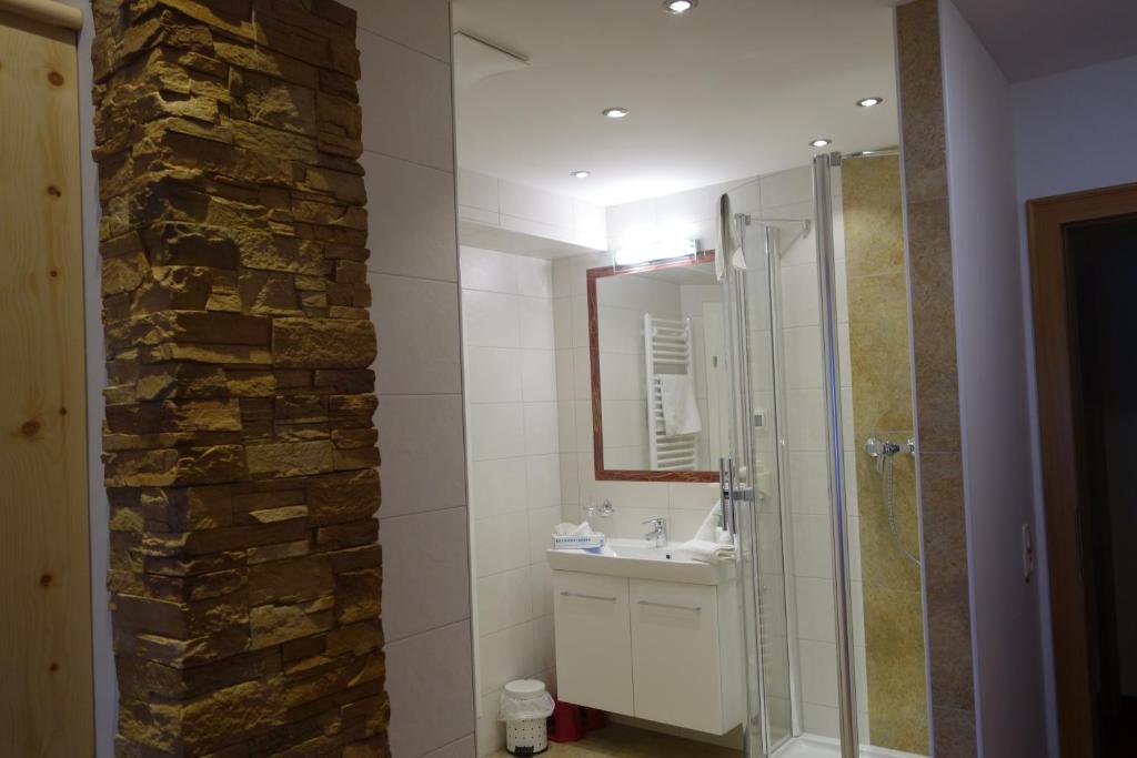 Koupelna v ubytování Edelsteinhotel Guniwirt