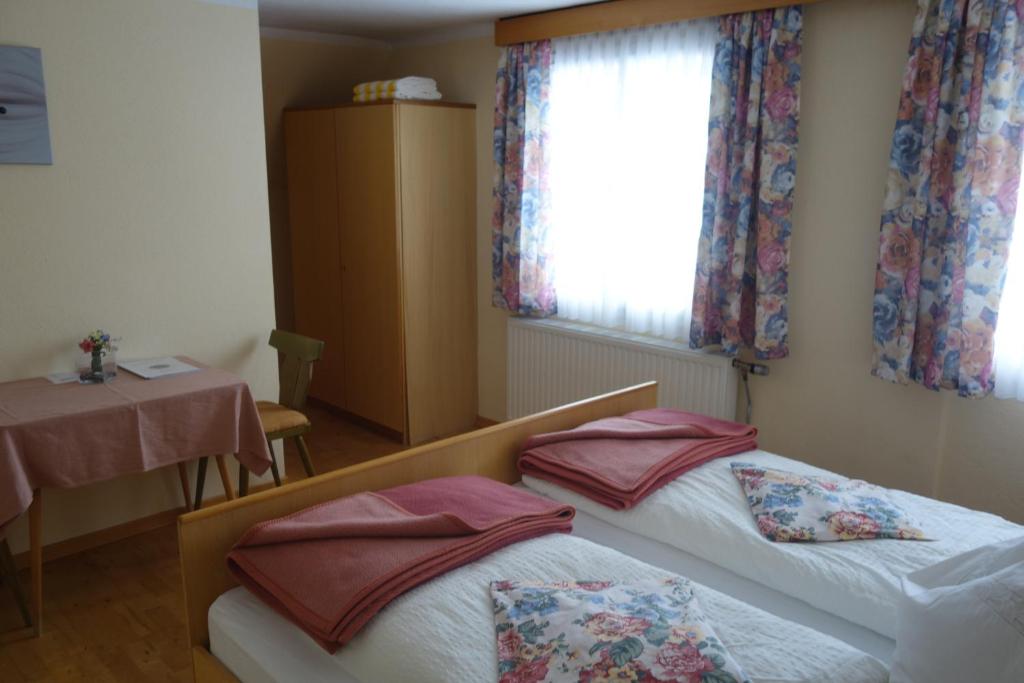 Postel nebo postele na pokoji v ubytování Edelsteinhotel Guniwirt