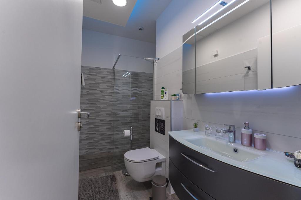 Kúpeľňa v ubytovaní Sky & Sun Luxury Rooms with private parking in the garage