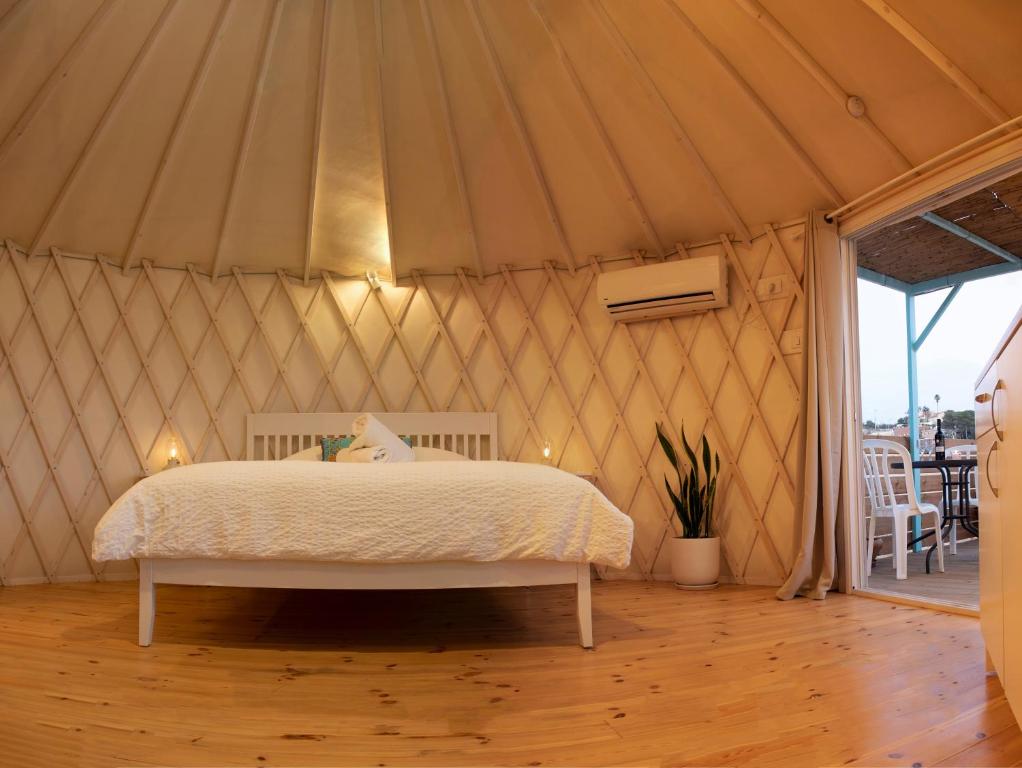 ein Schlafzimmer mit einem Bett in einer Jurte in der Unterkunft Moonlight Suite Arad צימר אור הירח, ערד in Arad
