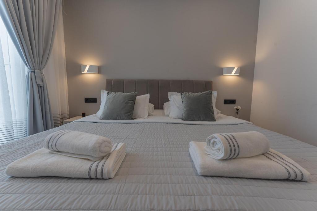 Posteľ alebo postele v izbe v ubytovaní Sky & Sun Luxury Rooms with private parking in the garage