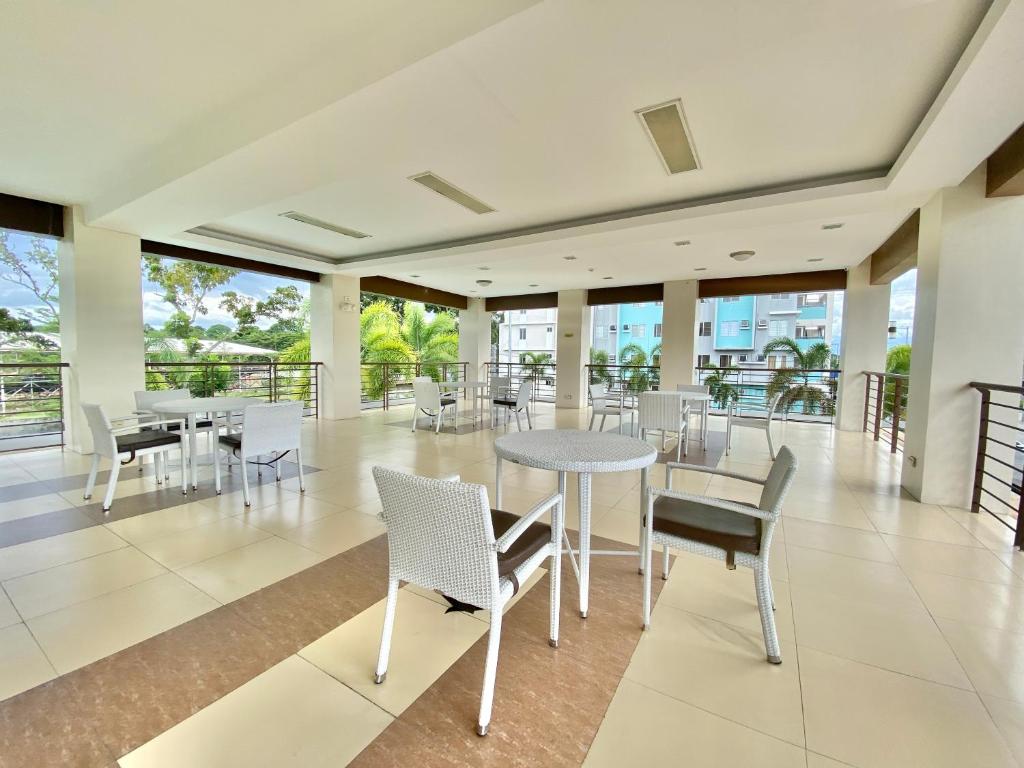 Balkón nebo terasa v ubytování 8 Spatial 2BR condo within the city with Pool, WIFI & Netflix