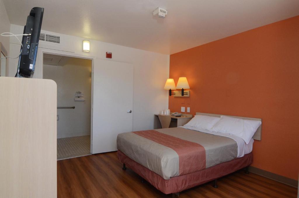 Postel nebo postele na pokoji v ubytování Motel 6-Indio, CA - Palm Springs
