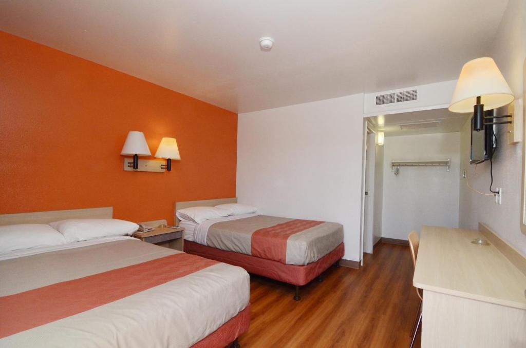Postel nebo postele na pokoji v ubytování Motel 6-Indio, CA - Palm Springs