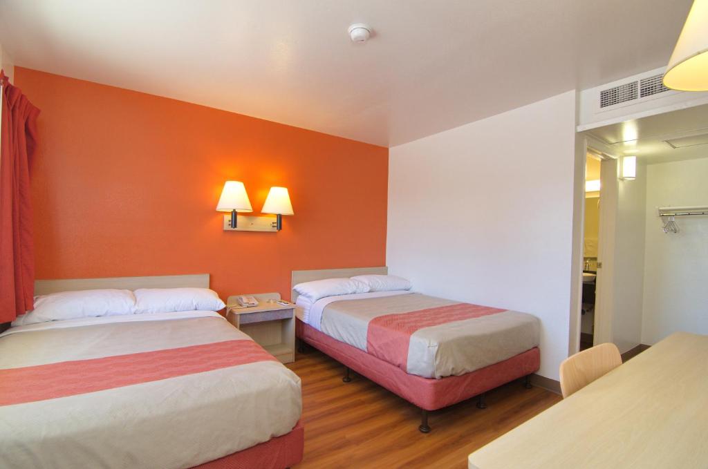 Postel nebo postele na pokoji v ubytování Motel 6-Indio, CA - Palm Springs