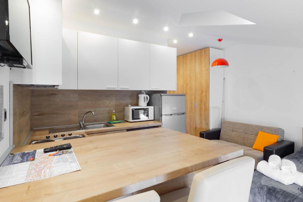 Kuchyňa alebo kuchynka v ubytovaní Apartments Pomerio Rijeka West
