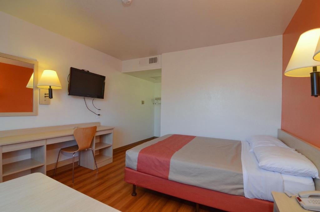 Postel nebo postele na pokoji v ubytování Motel 6-Indio, CA - Palm Springs