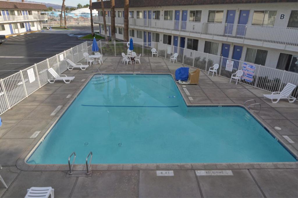 Bazén v ubytování Motel 6-Indio, CA - Palm Springs nebo v jeho okolí