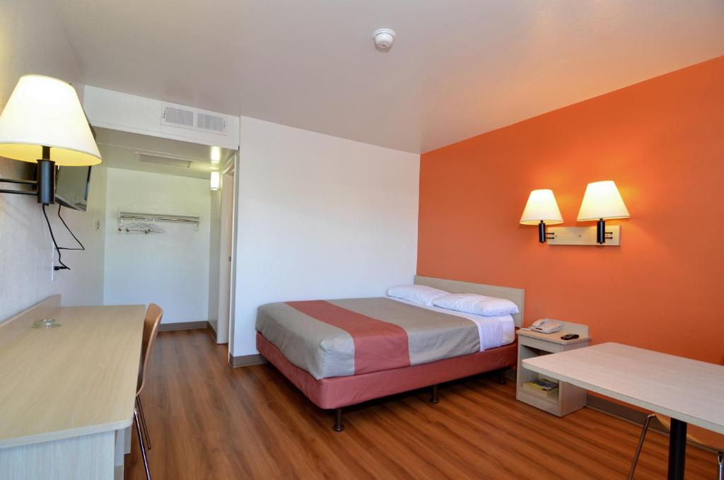Postel nebo postele na pokoji v ubytování Motel 6-Indio, CA - Palm Springs