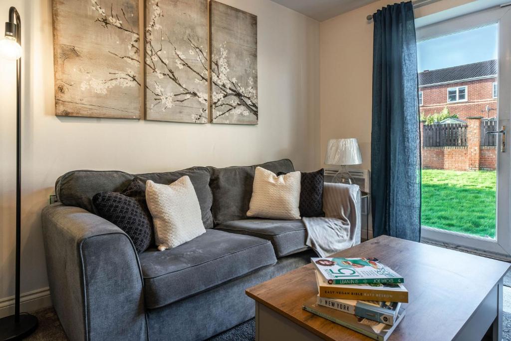 Een zitgedeelte bij Platinum - 2 Bedroom, home with free parking, free wifi and Netflix, Company workers welcome short term and long term