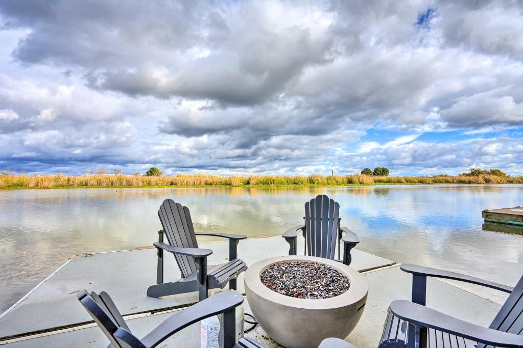 Beautiful Bethel Island Retreat with Boat Dock!, Oakley, USA