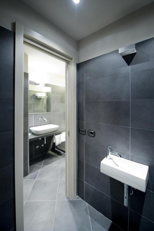 Koupelna v ubytování Piccolo Hotel