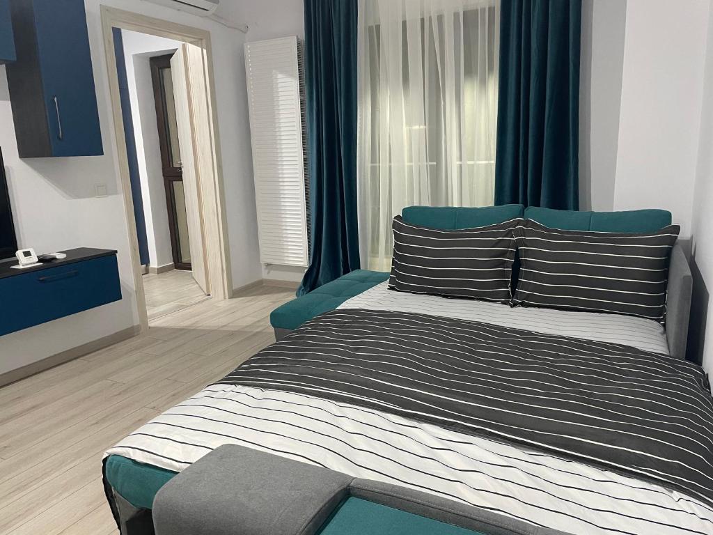 Un pat sau paturi într-o cameră la Moghioros Park Residence DUM4