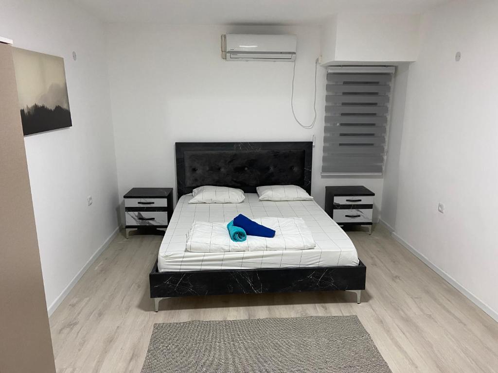 ein Schlafzimmer mit einem Bett mit blauem Objekt darauf in der Unterkunft Izhak Aveinu 15 in Be’er Scheva