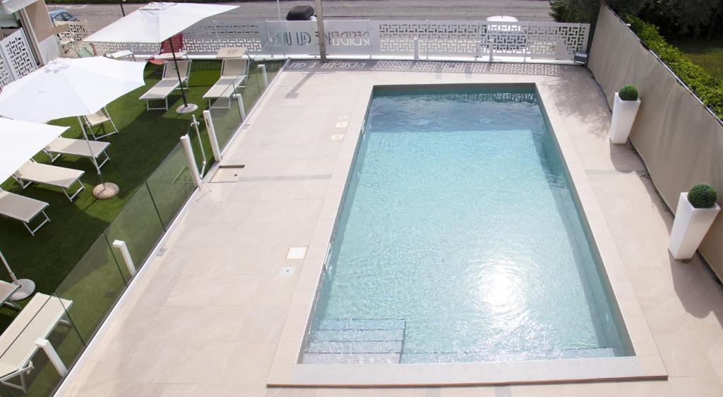 A view of the pool at Residence Gli Ulivi or nearby